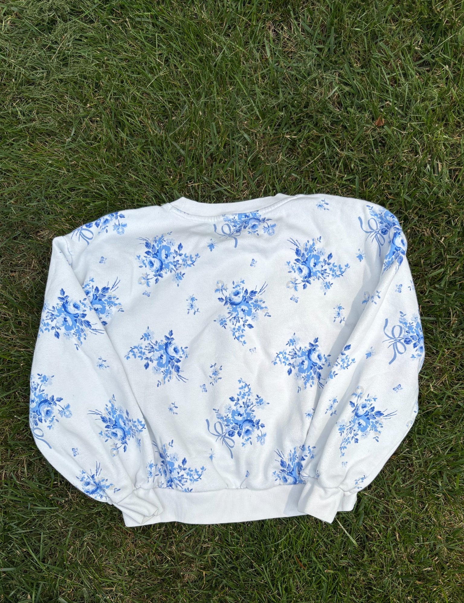 Gap Kids White Blue Floral Sweatshirt, Size L (10), pre-loved, back view