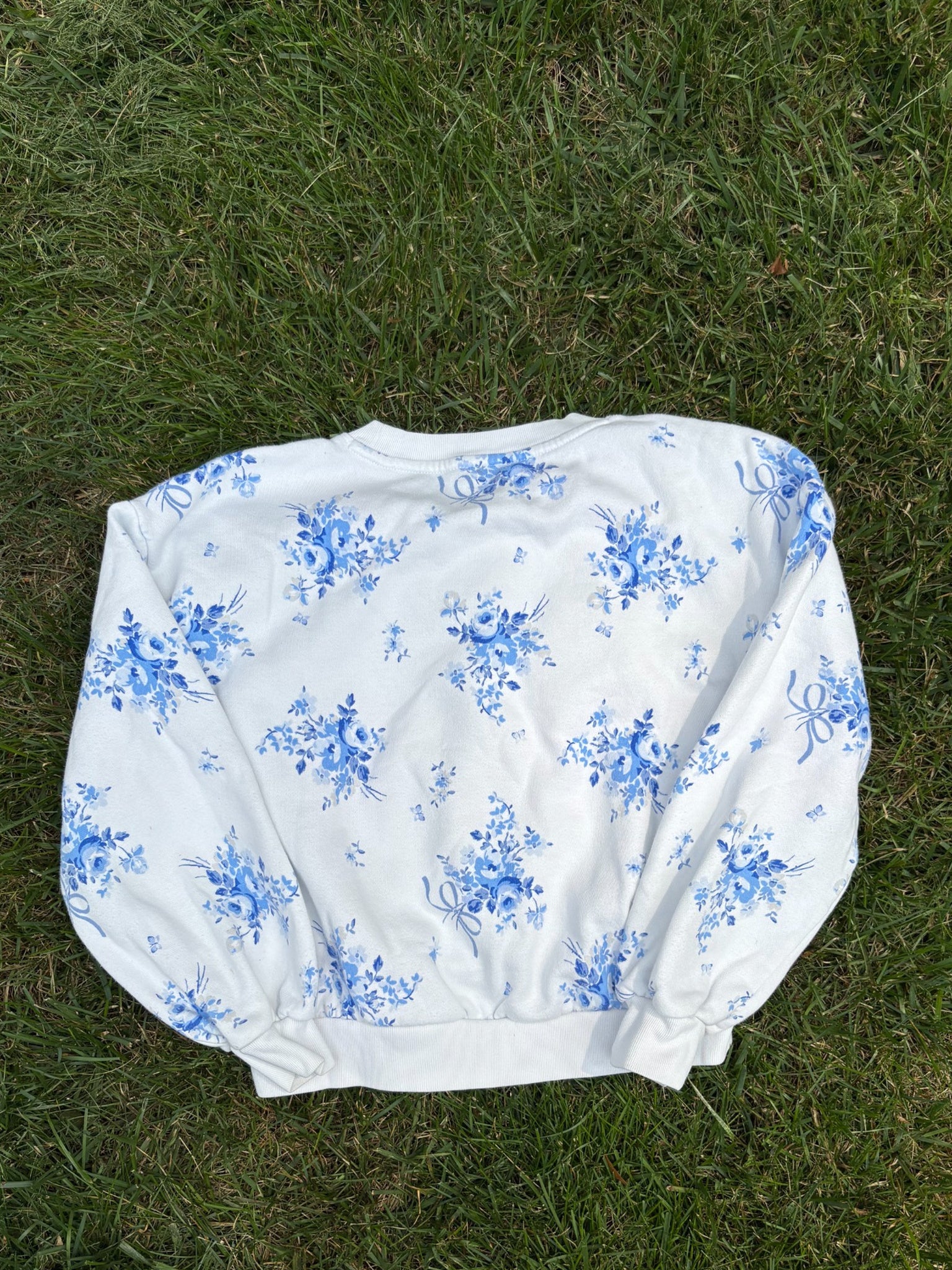 Gap Kids White Blue Floral Sweatshirt, Size L (10), pre-loved, back view