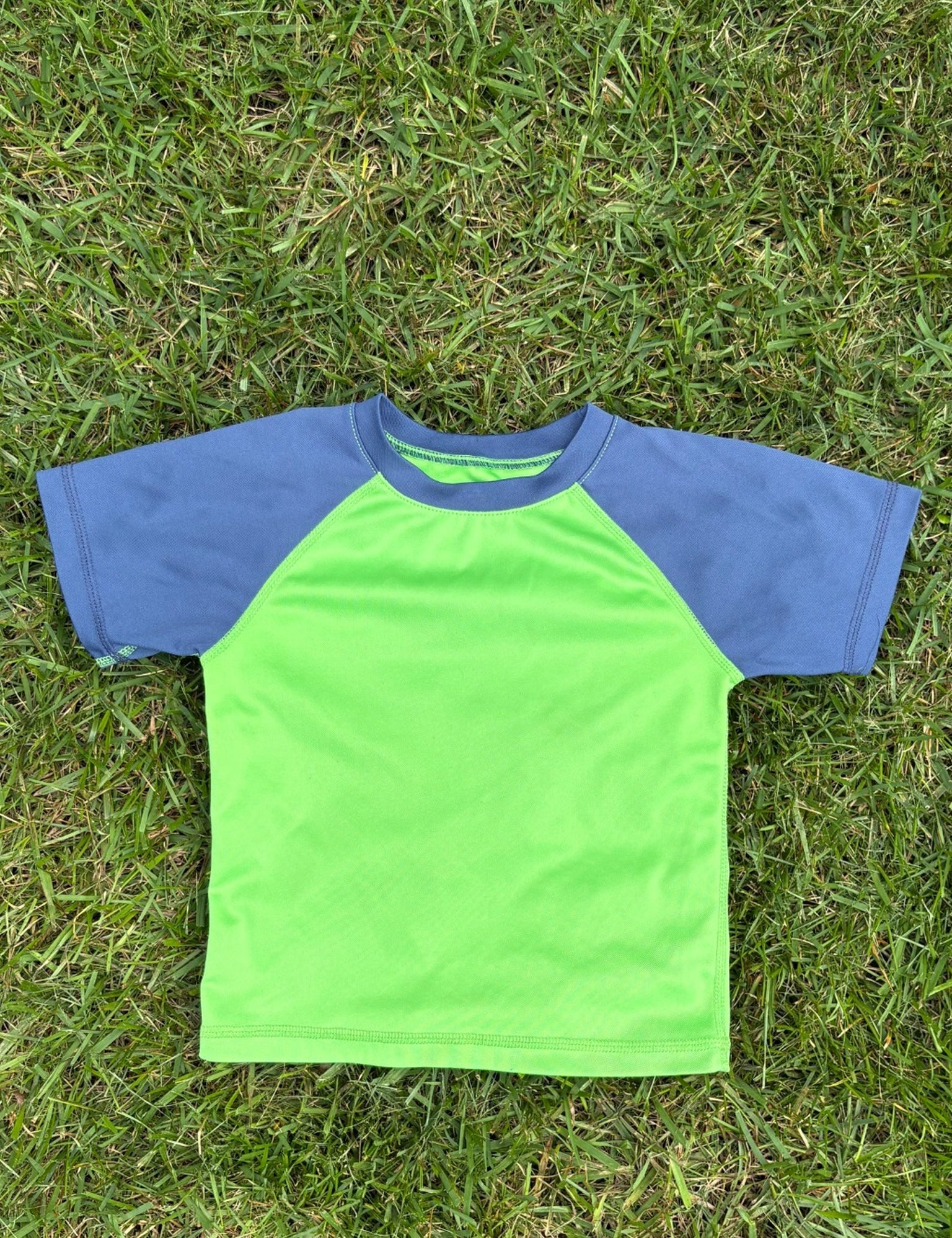 Kami Surf Green and Navy Colorblock Rashguard, Size 4T, pre-loved, front view